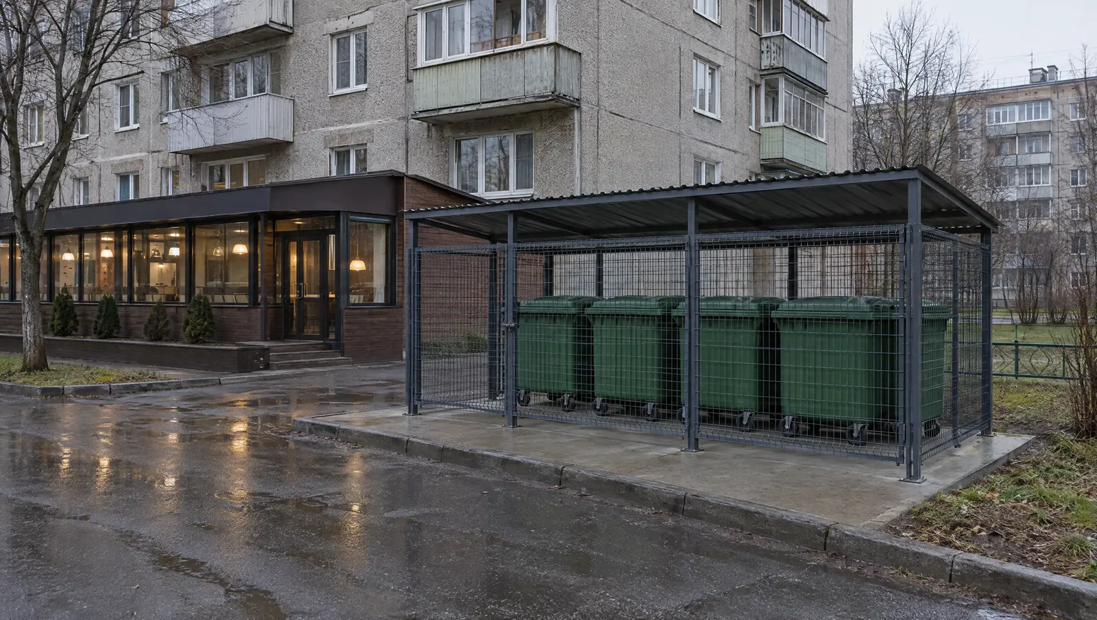 Закрытая контейнерная площадка с навесом во дворе жилого дома